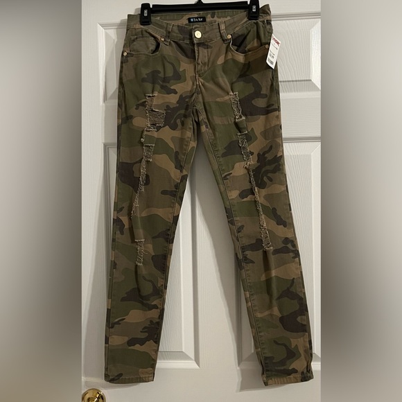 Juniors Tractor camo ripped jeans. Size 9 New with tag. - Picture 1 of 9